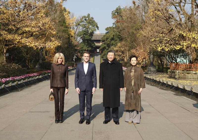 习近平在都江堰与法国总统马克龙友好交流，共谋中法合作新篇章