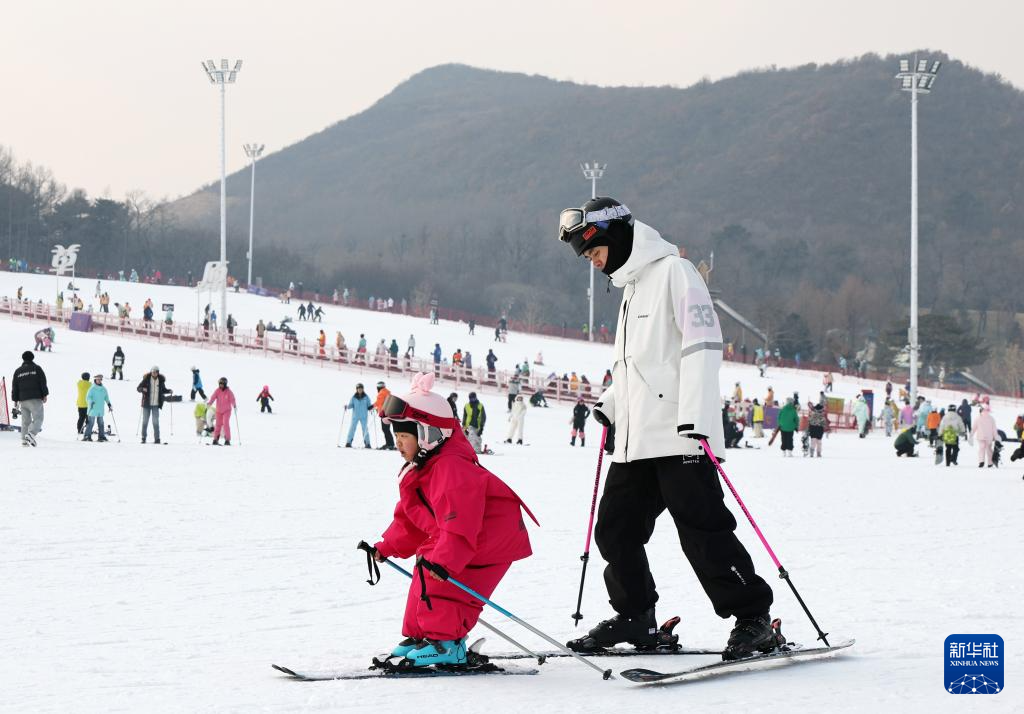 沈阳东北亚国际滑雪场周末人气攀升 小朋友踏雪体验滑雪乐趣