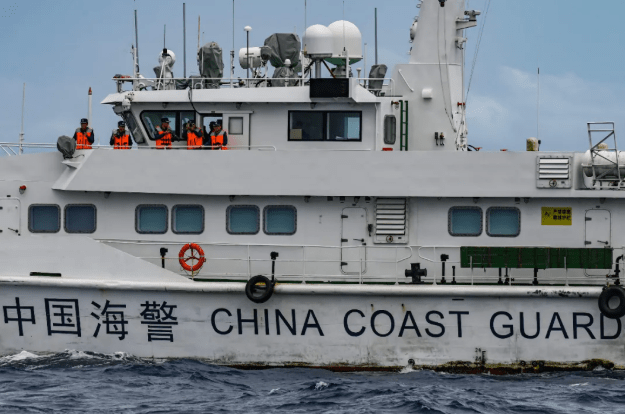 菲方人员持刀挑衅中国海警 专家：菲律宾已启用“武装渔民”碰瓷